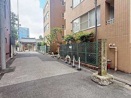 住まいの顔ともいえるエントランスは、上品で洗練された印象に仕上がっています。