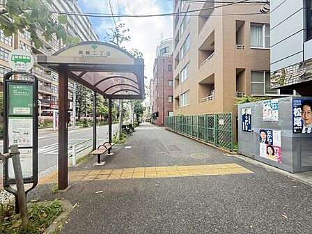 清潔感のある明るいエントランスが、毎日の帰宅を心地よく迎えてくれます。