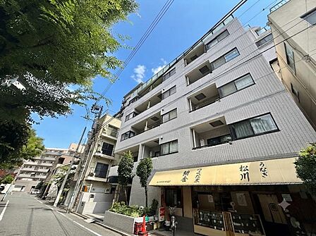 【外観】圧迫感がなく街並みに馴染む落ち着いた佇まい。