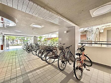 【駐輪場】建物内に整理された駐輪場があり、愛車の保管に便利。