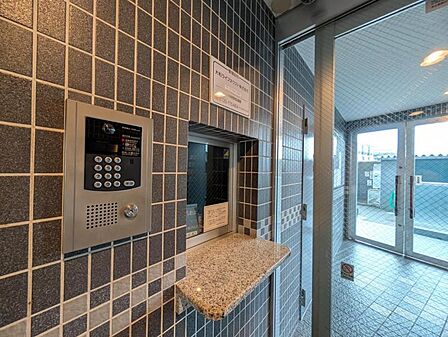 【オートロック】オートロック完備の安心感。住まう人の安全を第一に考えた設計。