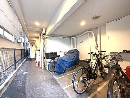 【駐輪場】屋根付きの駐輪スペースがあり、雨の日も安心です。