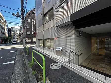 【エントランス】品格を感じさせる共用部の入口部分。