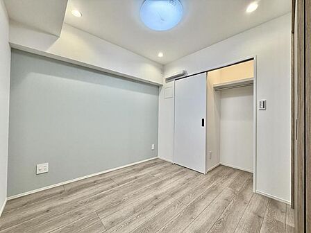 【洋室:4帖】リビングと隣り合う洋室。趣味の部屋にもお子様の部屋にも出来る汎用性があります。