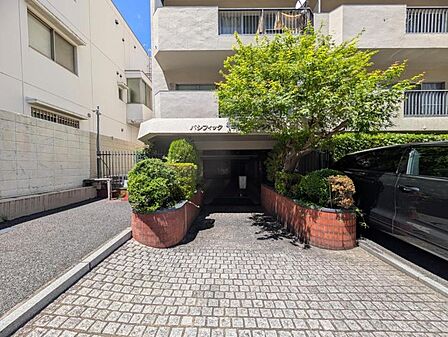 【エントランス】帰り道も心地よいフラットなアプローチ。