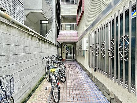 【エントランス】「ただいま」を優しく包むゆとりあるエントランス。