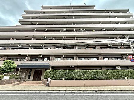 【外観】周囲と調和しつつも品の良さが際立つ外観。