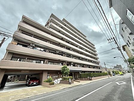 【外観】端正なフォルムが印象に残る建物デザイン。