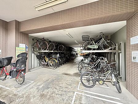 【駐輪場】屋根付き駐輪場で、雨の日も安心です。