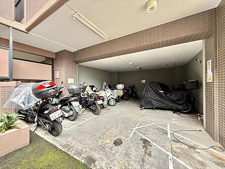 【駐輪場】敷地内に設置されており、日々の利用にも便利です。