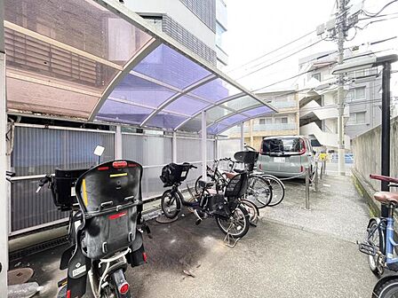 【駐輪場】雨の日も快適な屋根付き駐輪場を完備。住まう人の動線に配慮した設計。