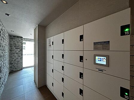 【エントランス】荷物の受け取りに便利な宅配ボックスを完備しています。