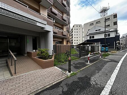 【エントランス】日常の始まりと終わりを彩る空間。