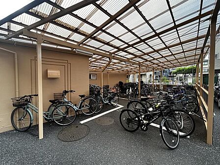 【駐輪場】屋根付き駐輪場で、雨の日も安心です。