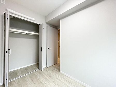 【収納】大型のクローゼット完備。衣類だけではなく上部にバッグなどの小物、下部には季節の家電やスーツケース等スッキリと収納可能です