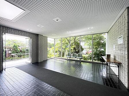 【エントランス】 清潔感のあるエントランス。住人同士のゆるやかな交流を育む場。