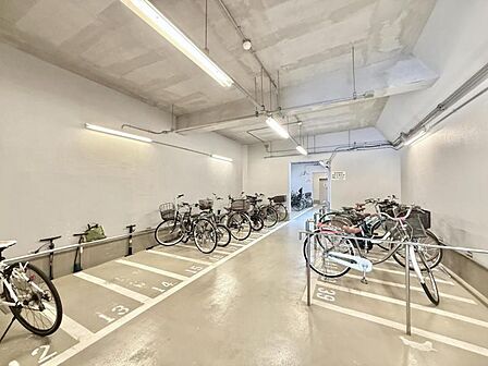 【駐輪場】 屋根付きの駐輪場は雨の日などにとても重宝します。