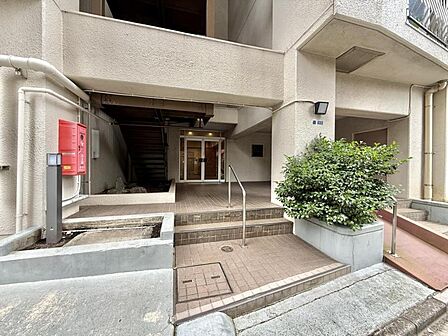 【外観】住まいへと続く落ち着いた導入空間。