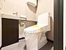 トイレ：【トイレ】　小さなお子さまも使うトイレだからこそ、掃除のしやすさは大切。床材や壁の素材にも配慮され、日々のメンテナンスがぐっとラクになります。