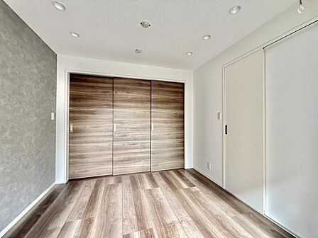 【洋室:4.7帖】採光が入りやすい明るい洋室です。