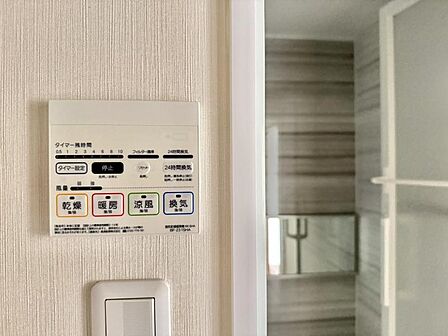 【設備】 天気に左右されず洗濯物を乾かせる浴室乾燥機付き