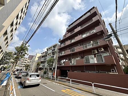 【外観】端正なフォルムが印象に残る建物デザイン。