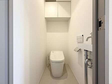 【トイレ】白を基調とした清潔感あふれる空間となっております。
