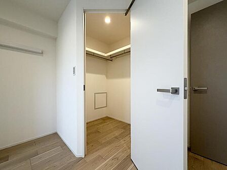 【収納】WICや収納棚が付いて、荷物が多くてもスッキリと暮らせます。