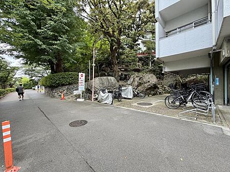 【駐輪場】建物内に整理された駐輪場があり、愛車の保管に便利。
