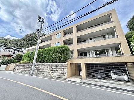 【外観】静かな存在感を放つ建物外観。