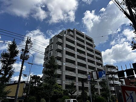 【外観】都心に佇むスマートな外観。洗練された街並みに、静かに映える存在感です。