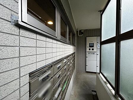 【エントランス】整った印象の共用空間。