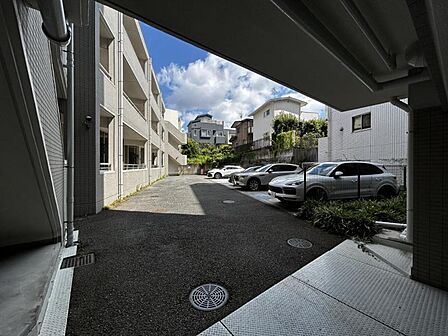 【駐車場】お車をお持ちの方に嬉しい敷地内駐車場。空き状況についてはお問い合わせください。