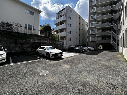 【駐車場】マンション敷地内の駐車場。雨の日でも荷物の出し入れがスムーズに行えます。