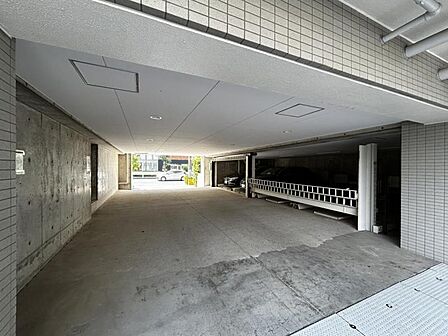 【駐車場】防犯面でも安心感のある機械式の駐車場。