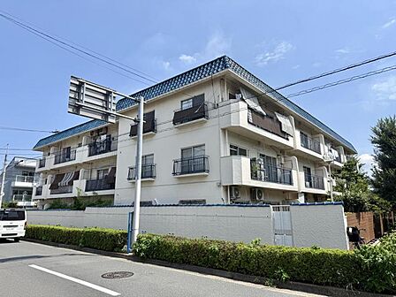 【外観】端正なフォルムが印象に残る建物デザイン。