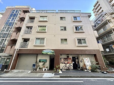 【外観】青空に映えるあたたかみのある外観デザイン。日々の暮らしに寄り添う穏やかな住環境。