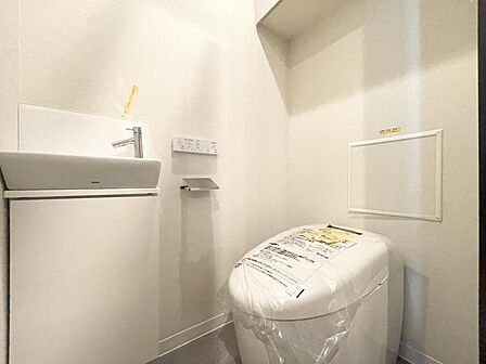 【トイレ】手洗いカウンターがあることで、トイレ空間に余白と落ち着きが生まれます。