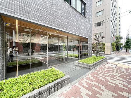 【外観】豊かな植栽に包まれたエントランスアプローチ。緑が導く我が家への道。