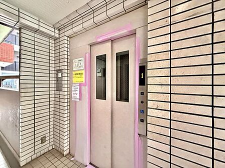 【エントランス】建物の印象を高める洗練された佇まい。