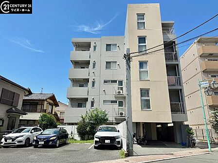 【外観】青空に映える重厚な佇まい。