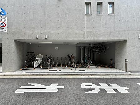【駐輪場】屋根付きの駐輪スペースがあり、雨の日も安心です。