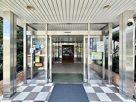 【エントランス】建物の顔となる上品なエントランス。