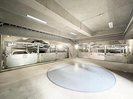 【駐車場】ゆとりを持って駐車できる配置計画。