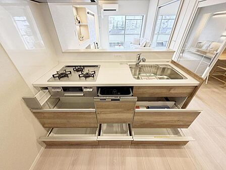 収納スペースが豊富で、調理器具や食材もスッキリ片付きます。