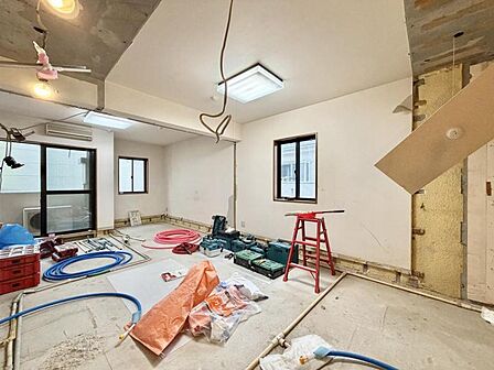 【リビング：12.1帖】大きな窓から降り注ぐ自然光が、リビング全体を明るく温かい空間に演出します。
