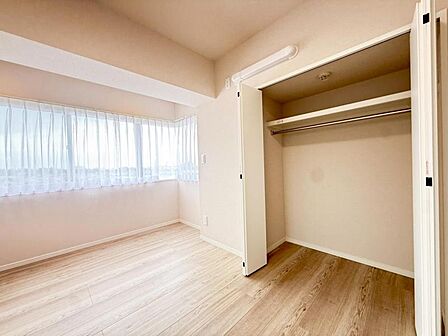 【収納】 大型のクローゼット完備。衣類だけではなく上部にバッグなどの小物、下部には季節の家電やスーツケース等スッキリと収納可能です