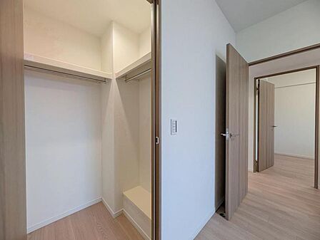 【収納】 大きなWICが完備。衣類や大きな家電などをマルチに収納できて住空間をより広げてくれます。