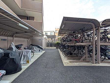【駐輪場】 屋根付きの駐輪場は雨の日などにとても重宝します。