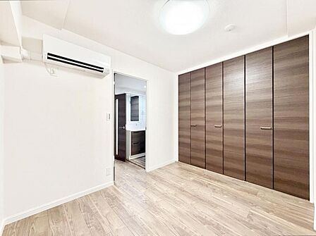 【洋室:4.9帖】使い方に柔軟性があり、個室としても趣味の部屋としても利用可能です。